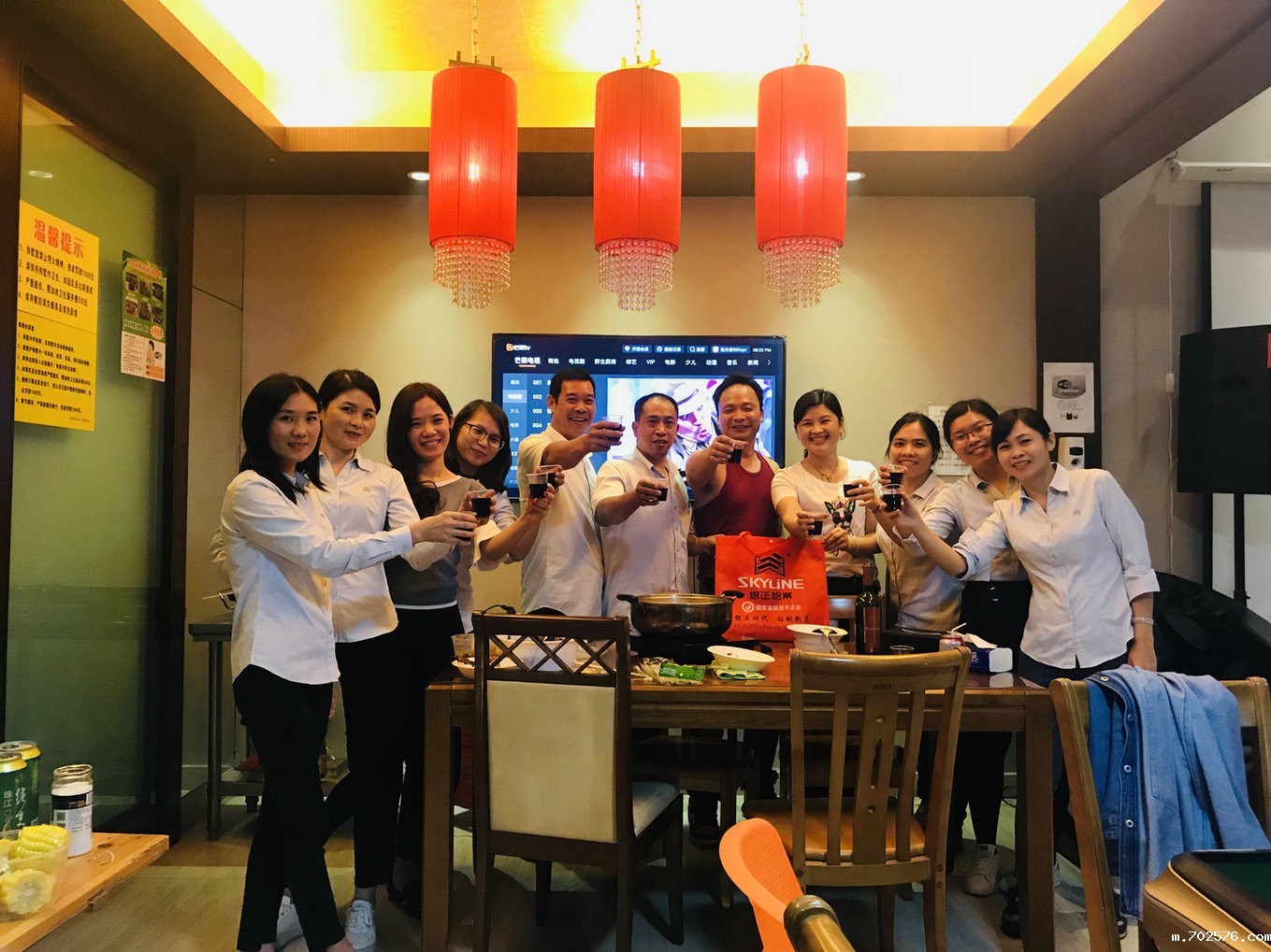 销售客服部团建劳逸结合，娱乐之余不忘宣传